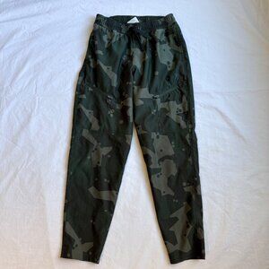 Under Armour Boys Youth Medium Loose Fit Green Camo Pants Zip Cargo Pockets